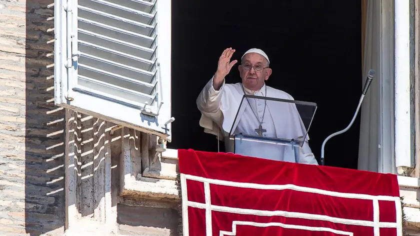 Pope Francis during the Angelus prayer, traditional Sunday's prayer, from the window of his office overlooking Saint Peter's Square, Vatican City, 25 August 2024. ANSA/ANGELO CARCONI