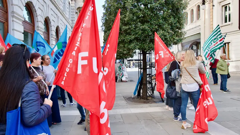 La protesta all'esterno del palazzo della Regione a Trieste (foto Silvano)