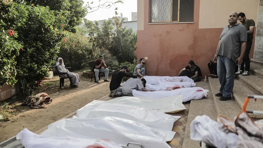 epa10937592 Relatives of Palestinians killed during the ongoing Israeli-Hamas conflict escalation mourn next to their bodies at the Nasser Hospital in Khan Yunis, southern Gaza Strip, 25 October 2023. More than 5,500 Palestinians and over 1,400 Israelis have been killed, according to the Israel Defense Forces (IDF) and the Palestinian health authority, since Hamas militants launched an attack against Israel from the Gaza Strip on 07 October, and the Israeli operations in Gaza and the West Bank which followed it. EPA/HAITHAM IMAD