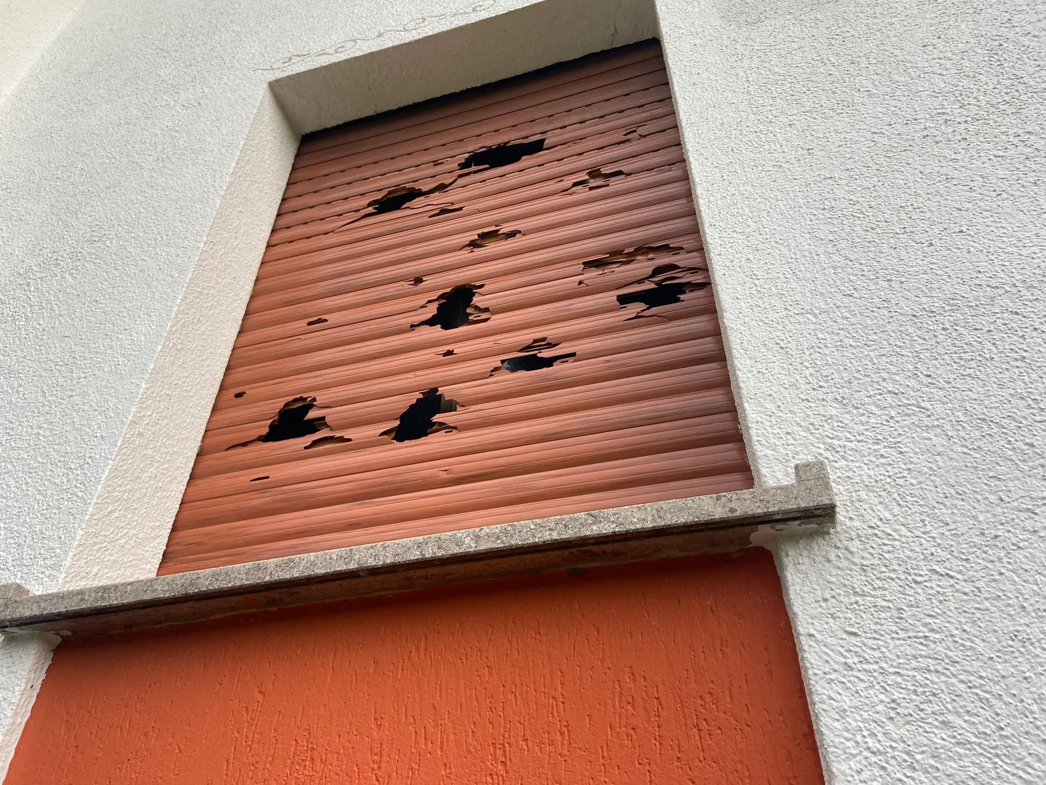 Mortegliano è uno dei comuni più colpiti dalla violenta grandinata che ha interessato tutto il Friuli nella notte tra lunedì 24 e martedì 25 luglio. Le immagini parlano da sole: il ghiaccio, grosso come palline da tennis, ha colpito e distrutto molte delle finestre delle abitazioni. I bozzi si vedono anche sui muri e le strade sono ricoperte da chicchi di ghiaccio. Leggi anche l'intervista al sindaco "Sembrava un bombardamento"
