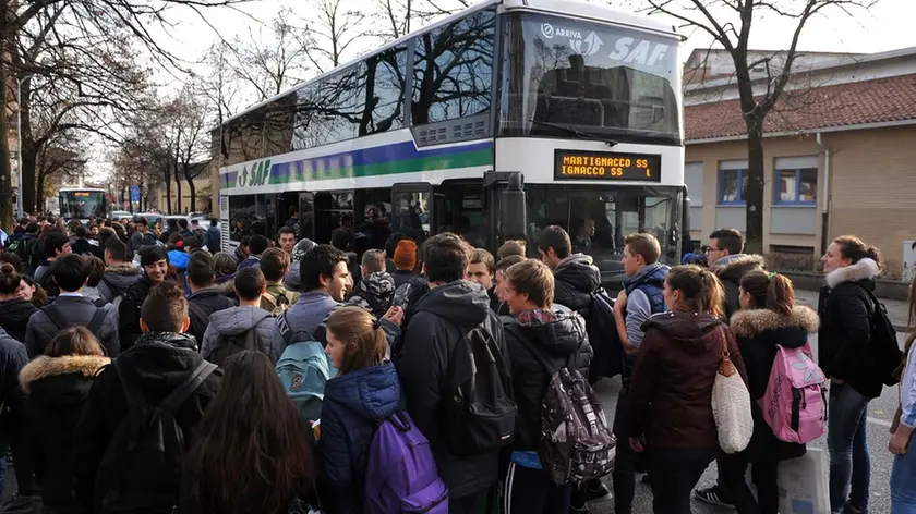 Udine 22 novembre 2014 Caos alle fermate degli autobus all'ora d'uscita dalle scuole del centro studi. Copyright Foto Petrussi / Ferraro Simone
