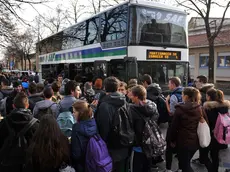 Udine 22 novembre 2014 Caos alle fermate degli autobus all'ora d'uscita dalle scuole del centro studi. Copyright Foto Petrussi / Ferraro Simone