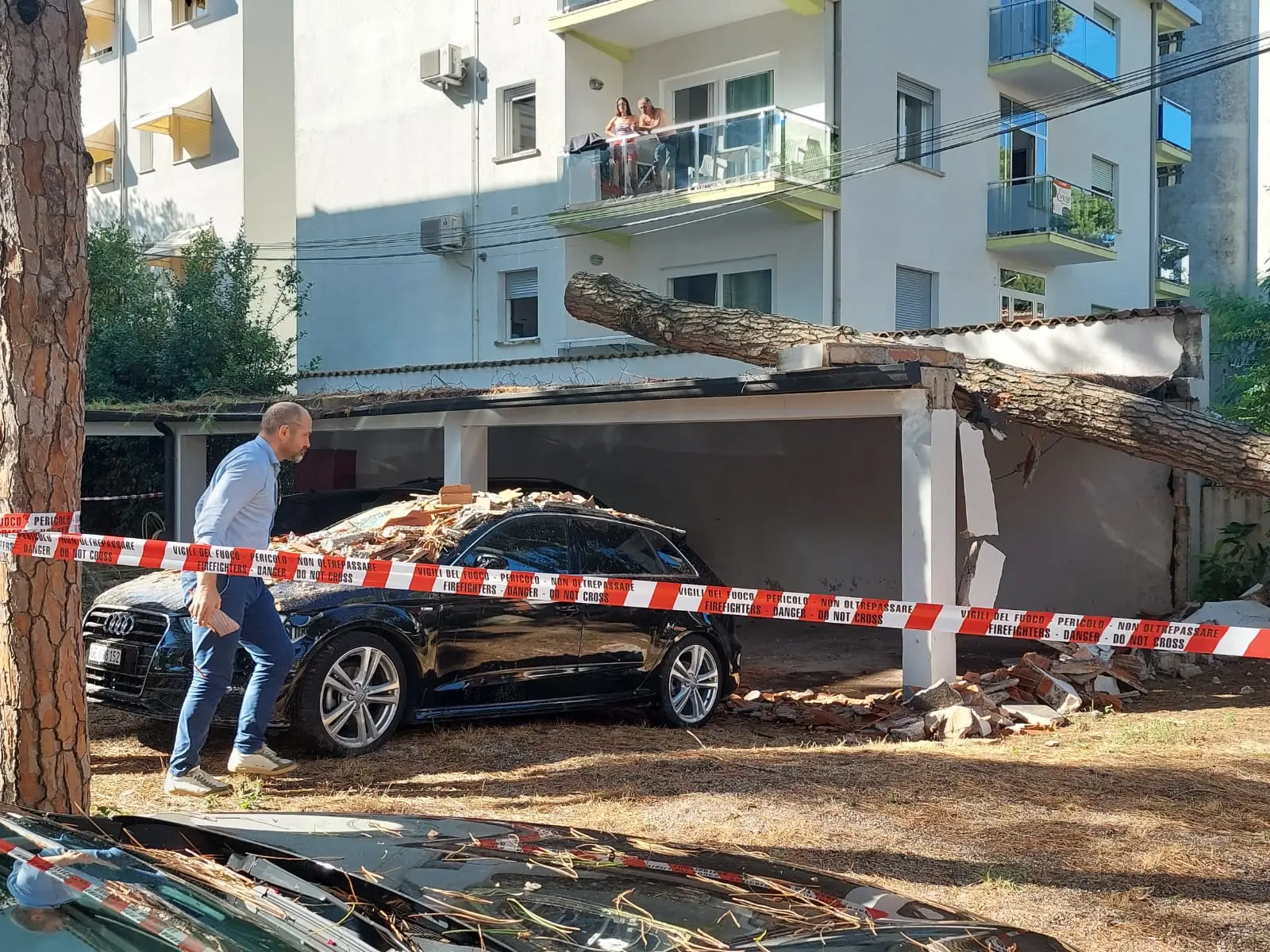Alberi sradicati dalle forti raffiche di vento, pali dell’illuminazione pubblica piombati in mezzo alle strade con inevitabili problemi alla viabilità, cartelli stradali divelti, giardini e scantinati allagati, alcuni momentanei blackout e anche tre incendi causati dai fulmini. L’ondata di maltempo che ha colpito la regione nella prima serata di giovedì 1 agosto ha causato danni in diversi comuni della provincia di Udine. Tra questi c'è Lignano dove un albero si è spezzato ed è finito sopra l'hotel Campana d'Oro