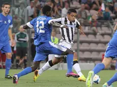 Luis Muriel (R) of Udinese and Isaac Sackey of Slovan Liberec in action during the Uefa Europa League play-off first leg soccer match Udinese Calcio vs FC Slovan Liberec at Nereo Rocco stadium in Trieste, Italy, 22 August 2013. ANSA/ANDREA LASORTE