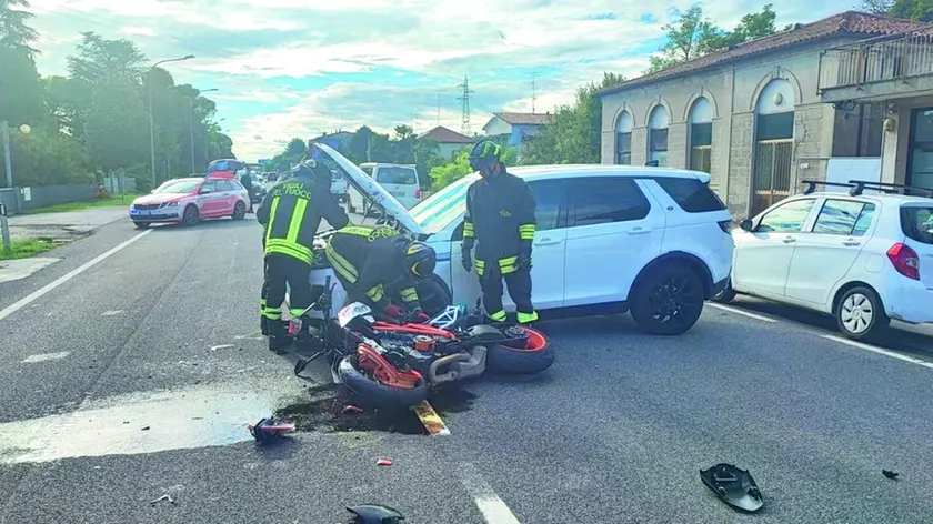 La moto e l’auto dopo lo scontro. Il motociclista è stato sbalzato di sella e proiettato dopo l’urto a circa dodici metri di distanza