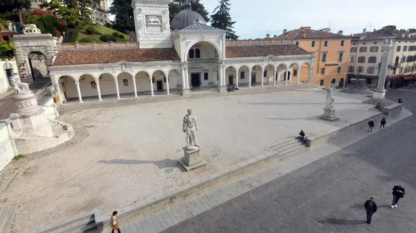Udine 17 ottobre 2016 restauro statue Copyright Petrussi Foto Press MassimoTURCO