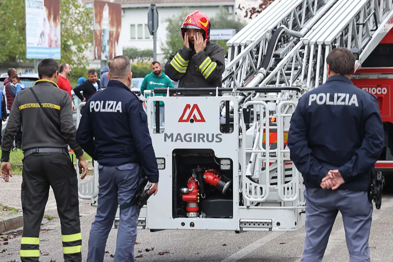 Ben 5 mezzi sono serviti per prestare soccorso ai residenti del condominio di via Pirona, in località Cussignacco (Udine)