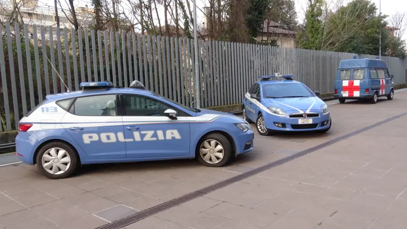 Vetture della Polizia accanto alla Questura di Pordenone