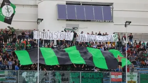 Uno striscione dei tifosi neroverdi esposto nel dicembre 2017, prima della sfida di Coppa Italia con l'Inter e ora tornato d’attualità