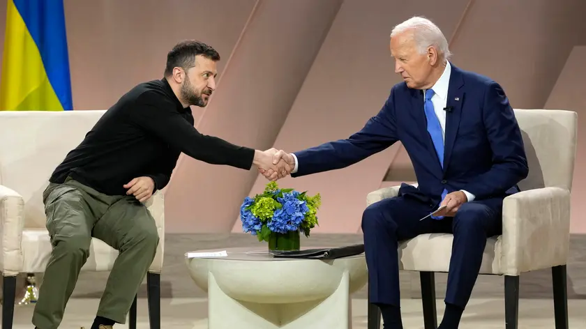 epa11472966 Ukraine's President Volodymyr Zelensky (L) shakes hands with US President Joe Biden during a bilateral meeting at the North Atlantic Treaty Organization (NATO) Summit at the Walter E. Washington Convention Center in Washington, DC, USA, 11 July 2024. The 75th Anniversary NATO Summit takes place in Washington, DC, from 09 to 11 July 2024. EPA/CHRIS KLEPONIS / POOL