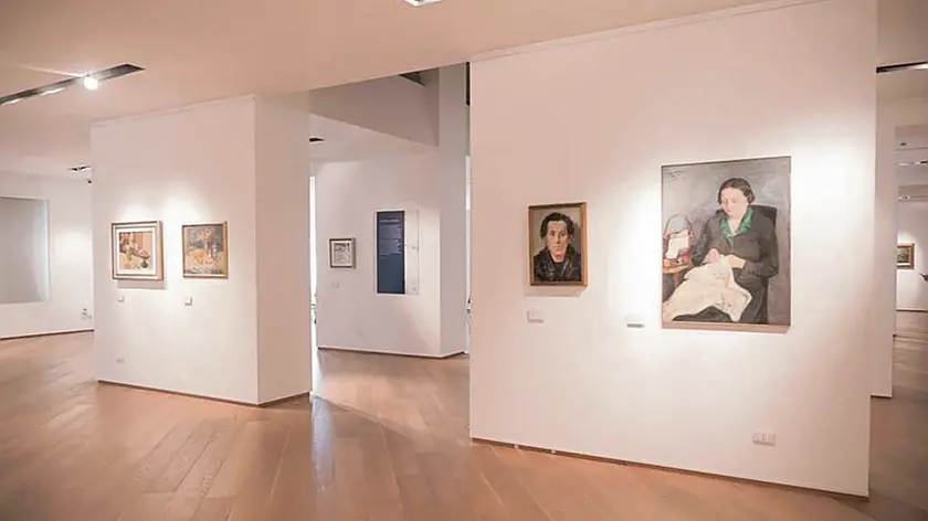 Una sala che ospita la la mostra “Mondi possibili”, articolata in tre sedi a Pordenone