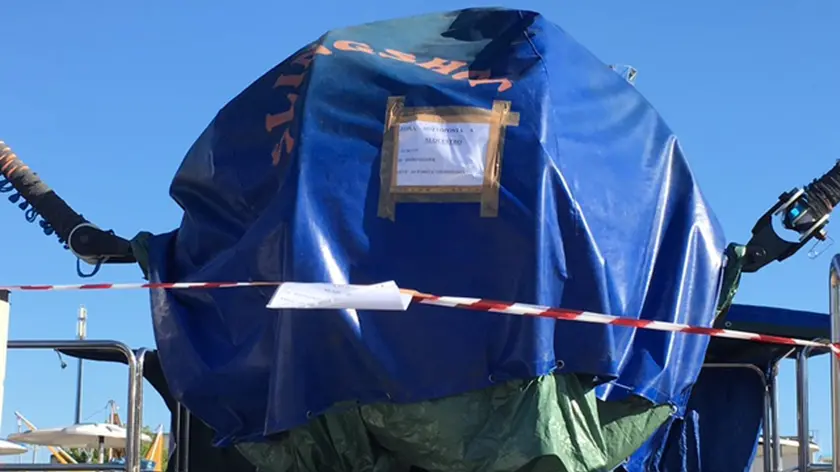 Un'immagine del luna park di San Benedetto del Tronto dove ieri sera è morta una giovane mamma di 27 anni, Francesca Galazzo, precipitata da uno dei giochi, lo 'Sling Shop', dove era salita con un'amica, 15 luglio 2017. Si tratta di una 'capsula gravitazionale' dove possono entrare due persone. La struttura è stata posta sotto sequestro. ANSA/GIUSEPPE ERCOLI