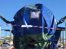 Un'immagine del luna park di San Benedetto del Tronto dove ieri sera è morta una giovane mamma di 27 anni, Francesca Galazzo, precipitata da uno dei giochi, lo 'Sling Shop', dove era salita con un'amica, 15 luglio 2017. Si tratta di una 'capsula gravitazionale' dove possono entrare due persone. La struttura è stata posta sotto sequestro. ANSA/GIUSEPPE ERCOLI