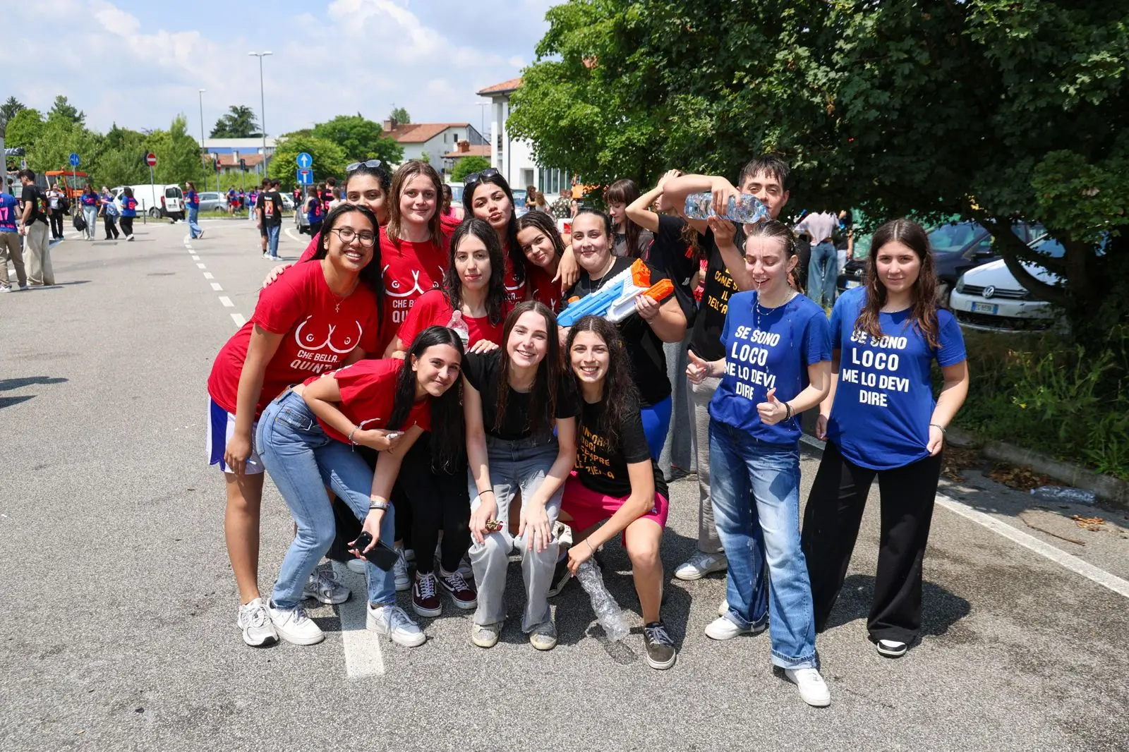 Una tradizione oramai consolidata a Udine: gli studenti, al termine delle lezioni, decidono di "rinfrescarsi" con bottiglie d'acqua e gavettoni (Foto Petrussi)