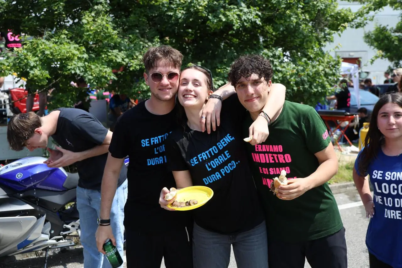 Una tradizione oramai consolidata a Udine: gli studenti, al termine delle lezioni, decidono di "rinfrescarsi" con bottiglie d'acqua e gavettoni (Foto Petrussi)