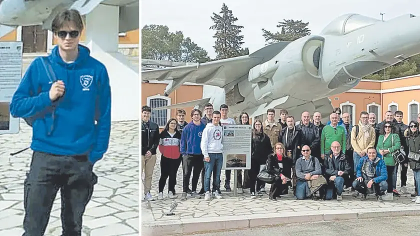A sinistra, Tommaso Musaj. A destra, foto di gruppo con altri studenti friulani e gli insegnanti a Francavilla