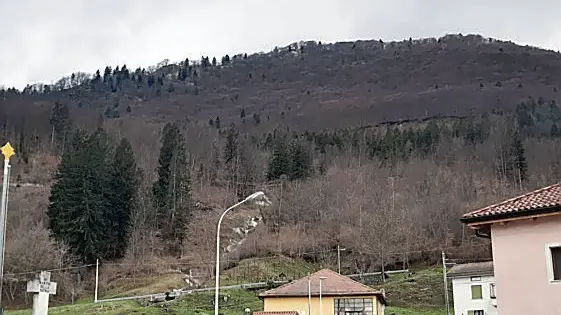 La polizia locale impegnata a Cazzaso a valle della frana