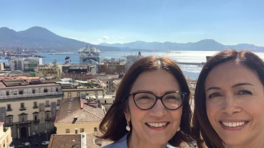 Mara Carfagna e Mariastella Gelmini in un selfie postato sul profilo twitter del ministro per il Sud. +++ TWITTER/CARFAGNA +++ NPK +++ ATTENZIONE LA FOTO NON PUO' ESSERE RIPRODOTTA SENZA L'AUTORIZZAZIONE DELLA FONTE CUI SI RINVIA +++