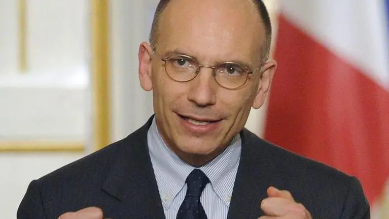 epa03683945 Italian Prime Minister Enrico Letta holds a press conference with French President Francois Hollande (not seen) after their meeting at the Elysee Palace, in Paris, France, 01 May 2013. EPA/YOAN VALAT
