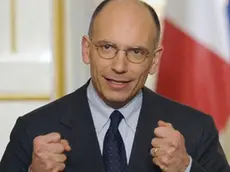 epa03683945 Italian Prime Minister Enrico Letta holds a press conference with French President Francois Hollande (not seen) after their meeting at the Elysee Palace, in Paris, France, 01 May 2013. EPA/YOAN VALAT