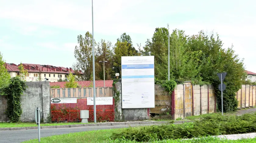 L'area della caserma dall'armi di San Vito al Tagliamento e un rendering della Pizzarotti su come sarà il carcere (credits Tecnicaer)