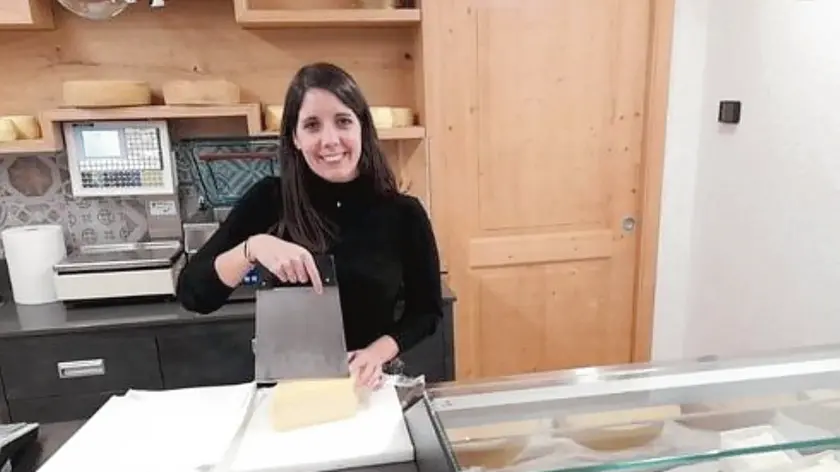 Elena Cimolai nel suo agriturismo a “Km zero” di Lauco nel quale vende i suoi prodotti