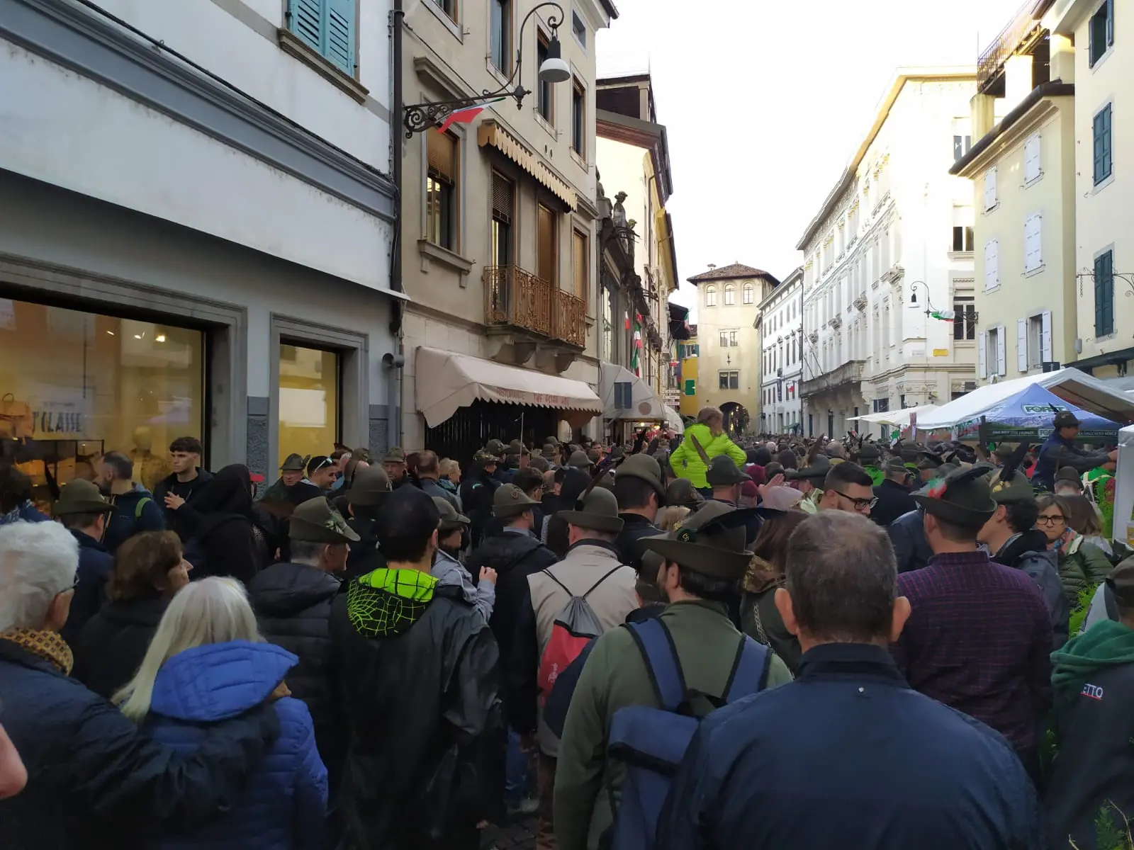 La pioggia non ha scoraggiato le migliaia e migliaia di persone arrivate a Udine per partecipare alla 94esima Adunata nazionale degli alpini che si tiene in città fino a domenica 14 maggio. Ecco le vie del centro invase da penne nere e cittadini