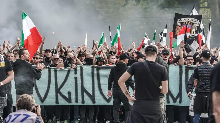 Circa 400 ultrà della Juve della curva sud bianconera hanno raggiunto in corteo lo stadio di Torino prima del derby. Dal raduno in piazzale Caio Mario hanno percorso corso Unione Sovietica fino ai cancelli del Grande Torino scortati dalle forze dell'ordine. Insulti diretti ai tifosi granata e molti grossi petardi esplosi, fumogeni accesi ma la manifestazione si svolta senza tensioni. Il corteo era aperto dallo striscione con la scritta "Torino siamo noi". ANSA/JESSICA PASQUALON