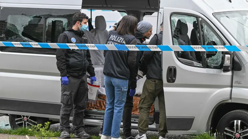 Polizia e divisione scientifica sul posto dove un uomo è stato ucciso da colpi di arma da fuoco dentro il proprio furgone in via Varsavia vicino all'ortomercato a Milano, 26 Aprile 2024, Ansa/Andrea Fasani