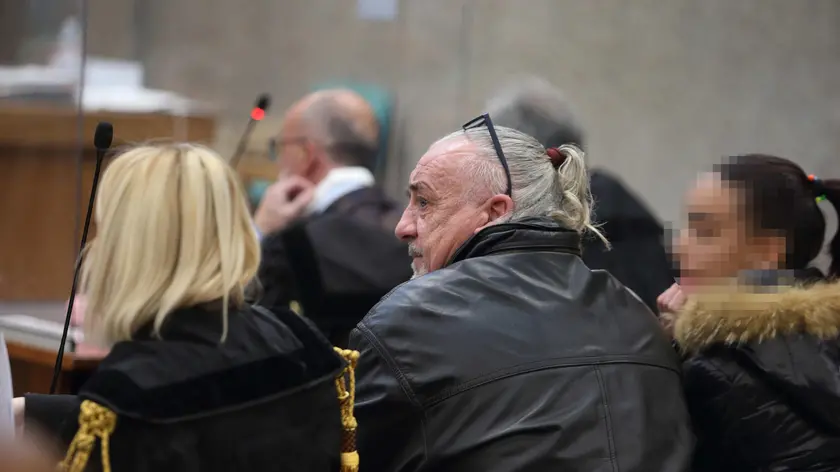 Il padre di Thomas Bricca con la figlia, in occasione del processo di fronte alla Corte d'Assise di Frosinone a carico di Roberto Toson e suo figlio Mattia, Frosinone, 2 febbraio 2024. ANSA/ ANTONIO NARDELLI