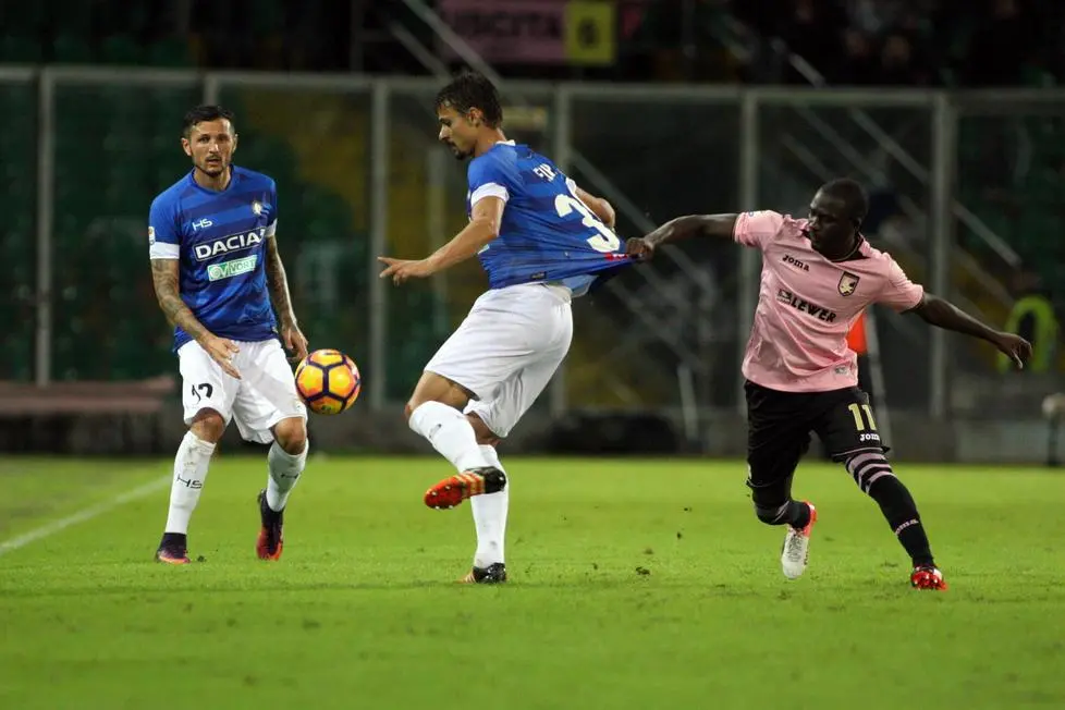 Palermo's Carlos Embalo (R) and Udinese's Felipe in action during the Italian Serie A soccer match US Palermo vs Udinese Calcio at Renzo Barbera stadium in Palermo, Sicily island, Italy, 27 October 2016. ANSA/CORRADO LANNINO