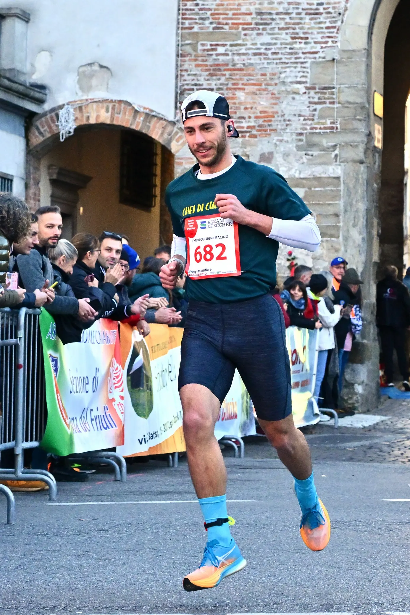La 26esima edizione della Staffetta Telethon ha visto Udine animata da 870 squadre, per un totale di oltre 22mila partecipanti, tra cui 1.500 studenti. L'evento, che si è svolto dal 30 novembre al 1 dicembre, ha battuto un nuovo record di solidarietà, con la speranza di superare i 320mila euro di donazioni per la ricerca sulle malattie genetiche rare. Molti sportivi, tra cui il campione paralimpico Antonio Fantin, hanno preso parte all'iniziativa, insieme a tanti altri volontari e partecipanti, che hanno corso su un percorso di 1.920 metri nel cuore della città. Un grande successo, che ha coinvolto anche diverse associazioni e realtà locali. Foto Petrussi