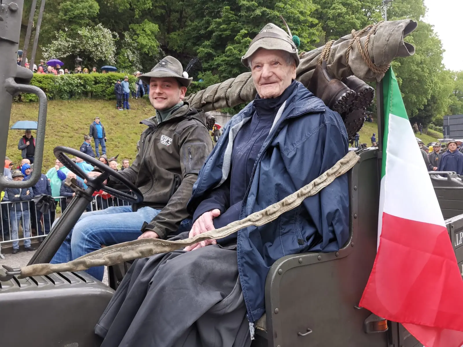 Tantissima emozione per la sfilata degli alpini: marciano 70 mila penne nere. Presente anche il presidente del consiglio, Giorgia Meloni, che ha indossato il cappello da alpino. Ad aprire il corteo lo striscione dell'Adunata (Alpini, la più bella famiglia) seguiti dalla Fanfara della Julia e dal gonfalone di Udine. Dopo in marcia le portatrici carniche, uno striscione dedicato a Cainero e il labaro con il ministro della Difesa Crosetto (Foto Petrussi, Seu, Cescon)