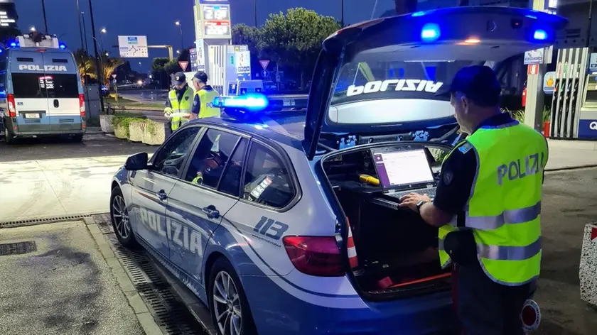Controlli della polizia a Lignano Sabbiadoro, lungo la strada regionale 354