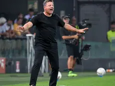 epa11578658 Udinese's head coach Kosta Runjaic gestures during the Italian Serie A soccer match between Udinese Calcio and Como 1907, in Udine, Italy, 01 September 2024. EPA/Ettore Griffoni