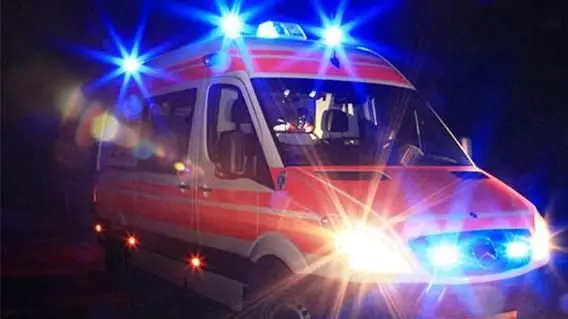 Il giovane è stato soccorso e portato in ospedale a Pordenone in ambulanza (foto d'archivio)