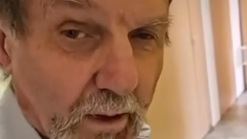 Un fermo immagine tratto dal video postato su Facebook dalla giornalista Michala Ganovská mostra Juraj Cintula scrittore e attivista' che ha sparato quattro colpi di pistola al al premier slovacco Robert Fico FB Michala Ganovská/Zakladate?ka Televízie Veci Verejné -NPK