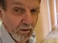 Un fermo immagine tratto dal video postato su Facebook dalla giornalista Michala Ganovská mostra Juraj Cintula scrittore e attivista' che ha sparato quattro colpi di pistola al al premier slovacco Robert Fico FB Michala Ganovská/Zakladate?ka Televízie Veci Verejné -NPK