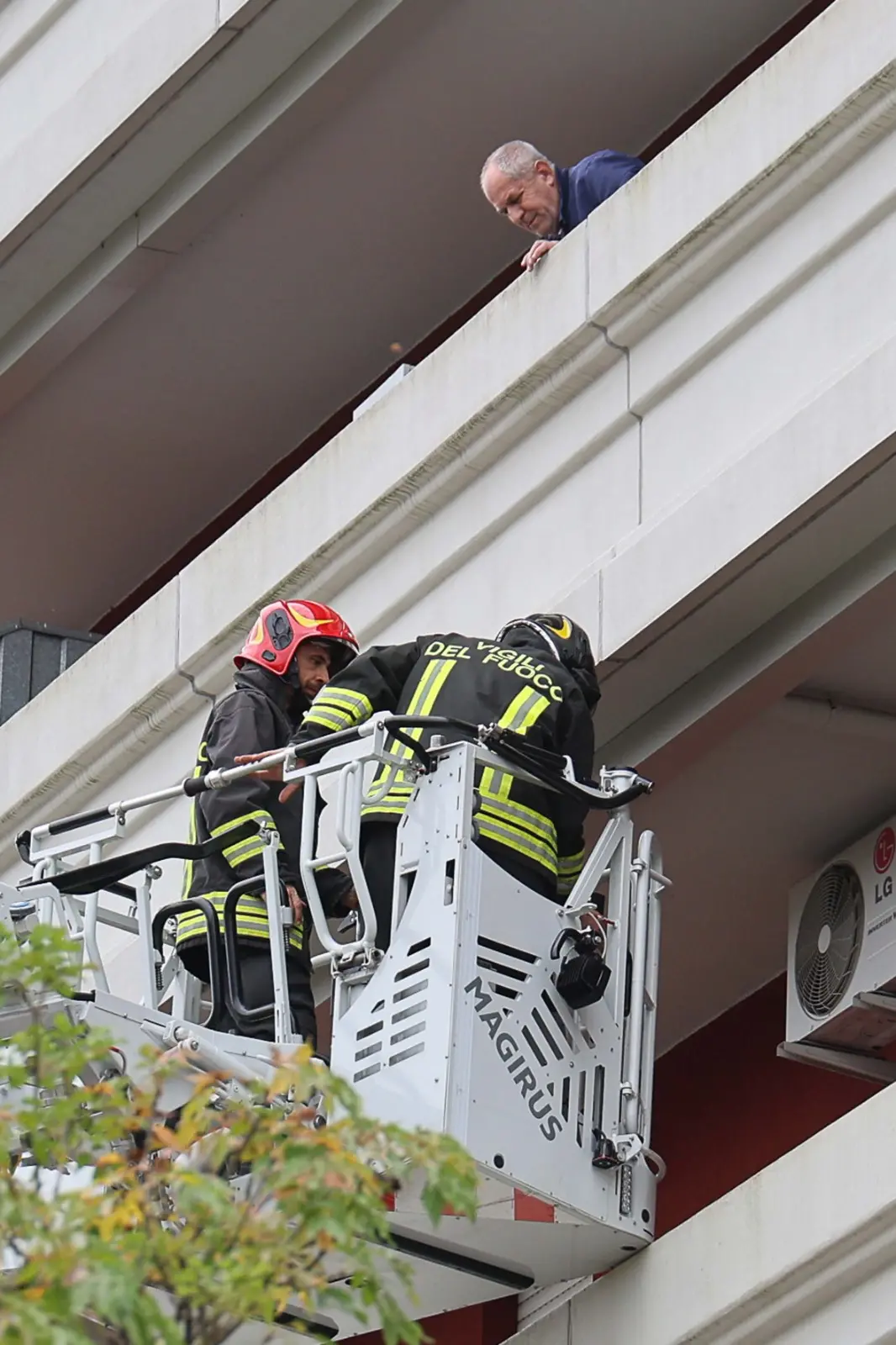 Ben 5 mezzi sono serviti per prestare soccorso ai residenti del condominio di via Pirona, in località Cussignacco (Udine)