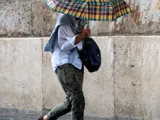 Turisti si riparano dalla pioggia per il temporale abbattutosi sulla Capitale, Roma, 03 settembre 2024. ANSA/ANGELO CARCONI