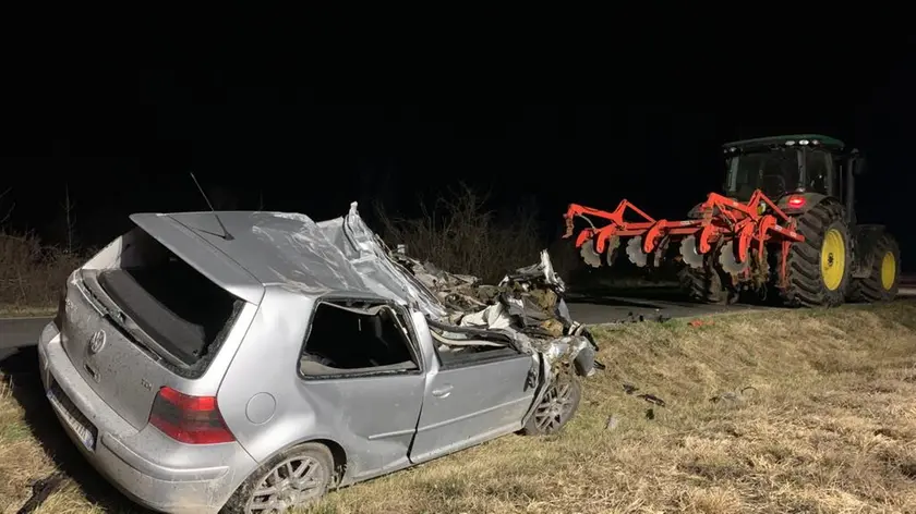 L'auto distrutta dopo il violento impatto contro un trattore (foto Petrussi)