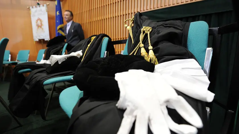 Avvocati lasciano l'aula Magna lasciando le Toghe sulle sedie durante l'apertura dell'Anno Giudiziario 2012 in Tribunale, Torino, 28 gennaio 2012. ANSA/ ALESSANDRO DI MARCO