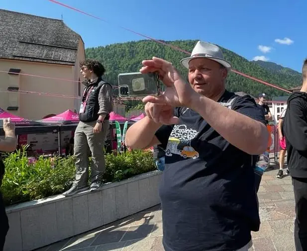 Splende il sole, intanto, in Friuli. Finalmente bel tempo sul Giro inseguito per giorni e giorni dalla pioggia nella sua risalita al Nord; spettacolo fino all’ultimo per una classifica apertissima come non mai. Tantissime le persone sulle strade, a Tarvisio e al Santuario, che applaudono i ciclisti ma soprattutto i due atleti friulani in gara, Alessandro De Marchi e Jonathan Milan, con la sua maglia ciclamino semplicemente passato in 21 tappe da esordiente a eroe acclamato da tutti e protagonista ieri dell’impresa del Giro arrivando in tempo massimo dopo una notte insonne. E poi turisti-tifosi in arrivo da Austria, soprattutto Slovenia per il loro Roglic; telespettatori incollati alle tv da tutto il mondo per assistere al debutto della misteriosa salita del Lussari, musica per le orecchie della Regione (Foto Petrussi)