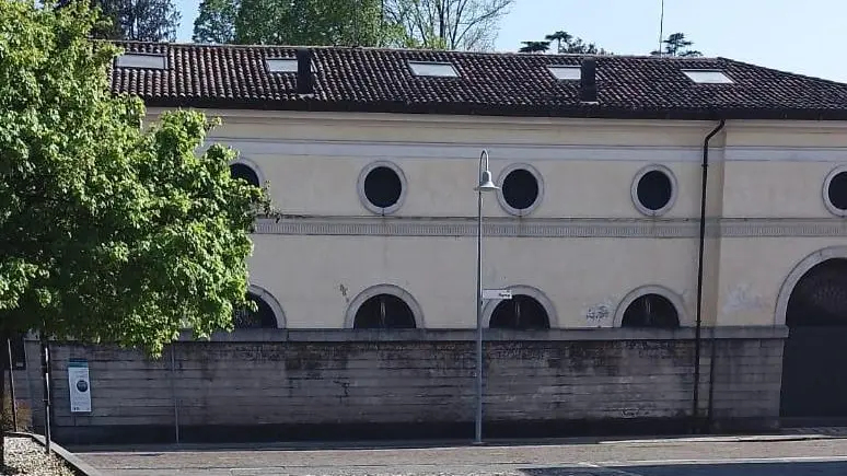 La piazza dove il giovane è stato protagonista di un gesto estremo