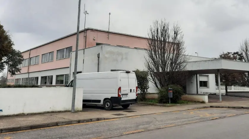 L’edifico che ospita le scuole medie di Mortegliano dove a breve riprenderanno i lavori con un’altra ditta