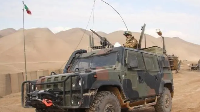 Soldati italiani dell'ISAF in Afghanistan in una foto d'archivio. Due militari italiani che viaggiavano a bordo di un blindato sono rimasti feriti nell'esplosione di un ordigno rudimentale nell'ovest dell'Afganistan. Non sarebbero in pericolo di vita. L'attentato si è verificato questa mattina alle 9:30 locali (le 7:00 in Italia), durante un'attività di 'village assessment' presso il villaggio di Awkalan, località a 8 chilometri a sud di Shindand. Secondo quanto riferiscono al comando del contingente italiano, "un mezzo blindato 'Lince' della Transition Support Unit - Center è stato investito dall'esplosione di un ordigno improvvisato". A seguito dell'esplosione, 2 militari italiani sono rimasti feriti. I due " non versano in pericolo di vita" e sono stati immediatamente trasportati presso l'ospedale militare da campo di Shindand. I famigliari sono stati informati dagli stessi militari ANSA / ESERCITO ITALIANO- HO - EDITORIAL USE ONLY