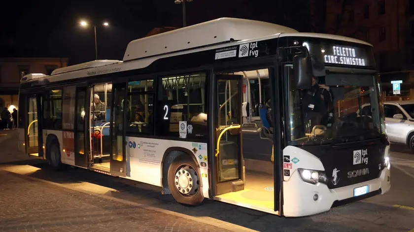 La linea 2, sabato sera, è stata presa di mira da un gruppo di ragazzini che avevano cercato di forzare le porte del mezzo in corsa