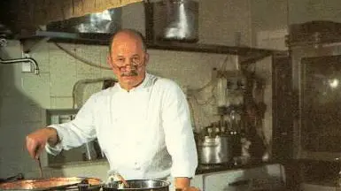 Gianni Cosetti al lavoro: il grande chef è morto nel 2001.
