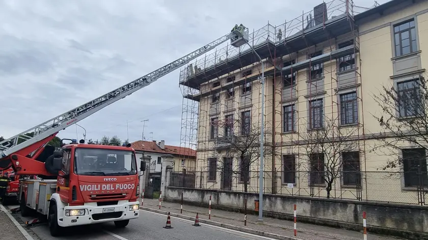 Intervento dei vigili del fuoco alla scuola primaria Pietro Zorutti a Udine
