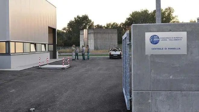 Sedegliano 5 Ottobre 2011. Centrale elettrica di Pannellia. Telefoto Copyright Foto PFP